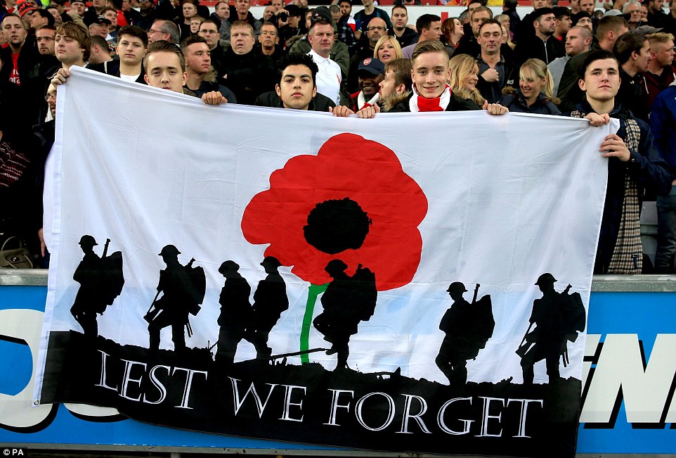 Η "Rememberance Day" (11 Νοεμβρίου) ή αλλιώς "Poppy Day" (Ημέρα Παπαρούνας) είναι από τις σημαντικότερες επετείους της Αγγλίας, καθώς αποτελεί ημέρα μνήμης για τους πεσόντες στρατιώτες των Βρετανικών Ενόπλων Δυνάμεων, κατά τη διάρκεια του Α' Παγκοσμίου Πολέμου. Συνήθως ταυτίζεται με την Armistice Day, η οποία είναι η επέτειος ανακωχής και παύσης πυρών μεταξύ των Βρετανικών Δυνάμεων και των Γερμανών και υπογράφτηκε στις 11:00 της 11ης Νοεμβρίου.