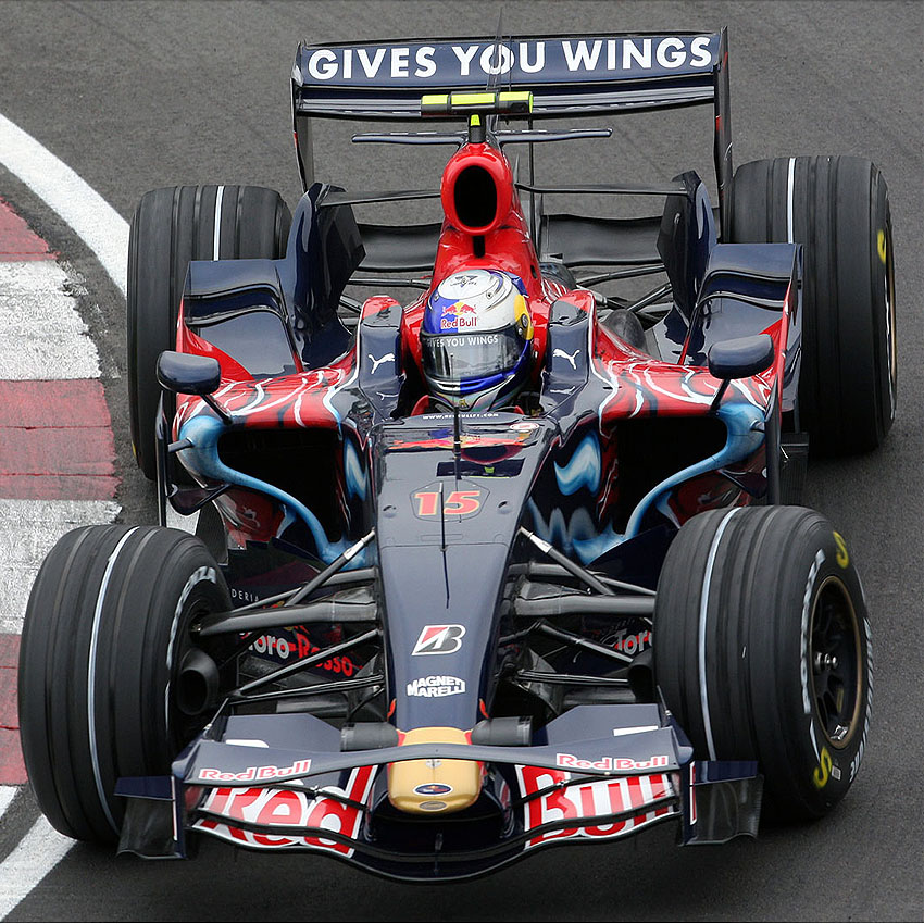 Η άλλοτε ομάδα - θρύλος του grid, με το χαρακτηριστικό very very red car, η Σκουντερία Φερράρι, με τα 16 πρωταθλήματα κατασκευαστών, την περσινή σεζόν βρέθηκε σε αγωνιστικό και διοικητικό τέλμα. Τα αποτελέσματα ήταν απογοητευτικά(με εξαίρεση τα δύο βάθρα του Leclerc στην Αυστρία και στο επετειακό grand prix του Silverstone για τα 70 χρόνια της Φόρμουλα 1), η δυσπιστία προς το πρόσωπο του επικεφαλής Mattia Binotto μεγαλώνει, ενώ οι τιφόζι πνέουν τα μένεα εναντίον της διοίκησης Elkann - Camillieri λόγω των καταστροφικών επιλογών τους. Αλλά ας μην ασχοληθούμε με τα κακώς κείμενα της Σκουντερία, δεν είμαστε σίγουρα οι καθ' ύλην αρμόδιοι. Στο παρόν αφιέρωμα θα ασχοληθούμε με τα έργα και τις ημέρες του 4άκις παγκόσμιου πρωταθλητή,Sebastian Vettel.