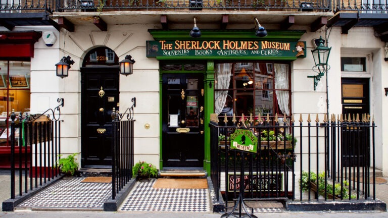 Δημιούργημα του Sir Arthur Conan Doyle, ο Sherlock Holmes εμφανίστηκε για πρώτη φορά το 1887 στο έργο "A Study in Scarlet ".  Ο Sherlock έχει τον τίτλο του "συμβουλευτικού ντετέκτιβ", καθώς πολλές φορές βλέπουμε την Scotland Yard να απευθύνεται σε αυτόν για να λύσει υποθέσεις που στο κοινό μάτι μοιάζουν ακατανόητες. Ο Conan Doyle  έχει δηλώσει πως έμπνευση για τη δημιουργία του Sherlock ήταν ο πασίγνωστός ήρωας του Edgar Allan Poe,  Auguste Dupin, ο οποίος θεωρείται και ο πρώτος  λογοτεχνικός ντετέκτιβ.