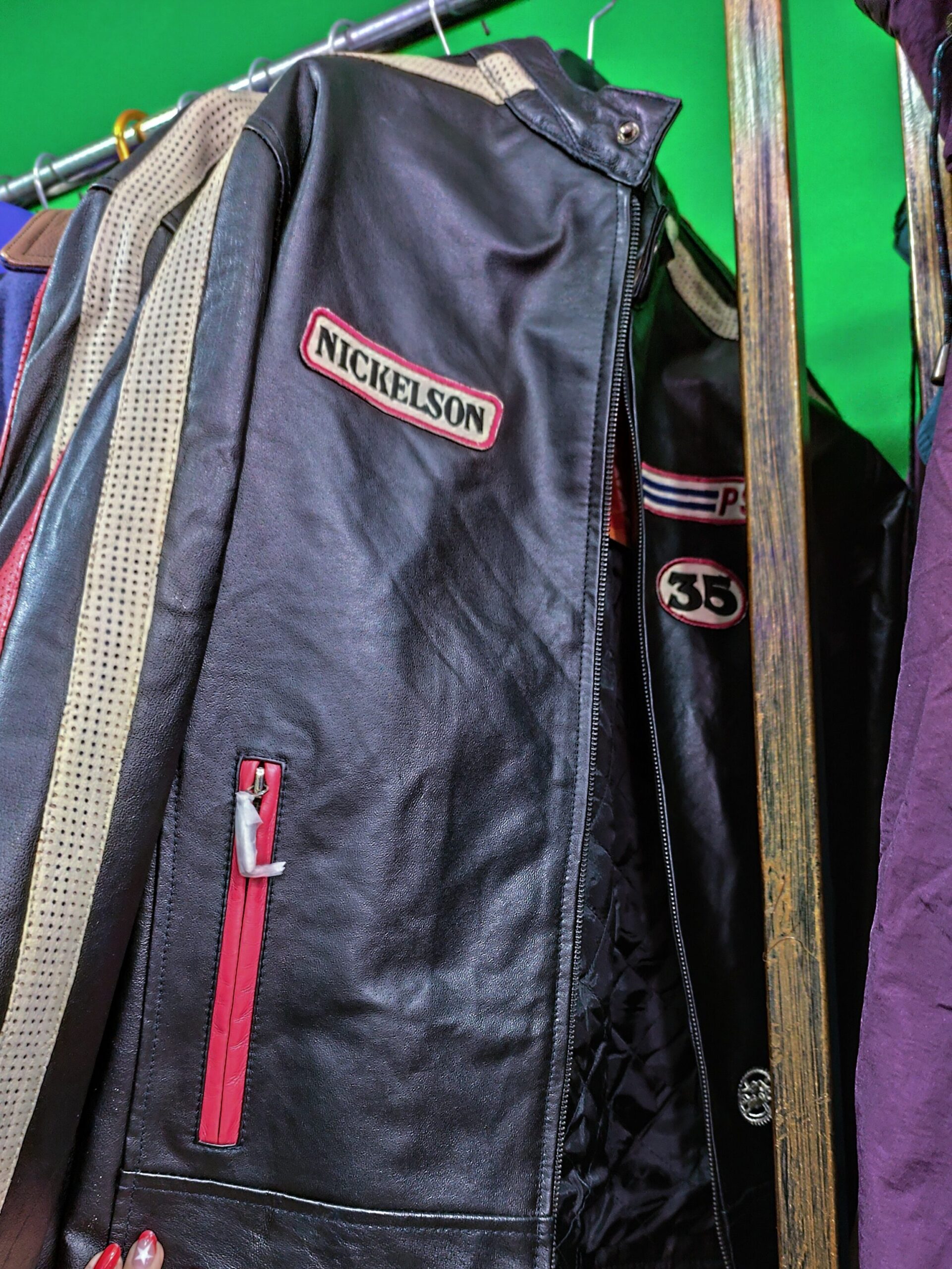 Το thrifting είναι μία βιώσιμη και ξεχωριστή επιλογή που αφορά την αγορά μεταχειρισμένων ειδών, ρούχων, κοσμημάτων ακόμη και επίπλων.