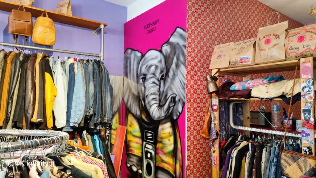 Το thrifting είναι μία βιώσιμη και ξεχωριστή επιλογή που αφορά την αγορά μεταχειρισμένων ειδών, ρούχων, κοσμημάτων ακόμη και επίπλων.