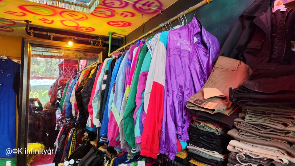 Το thrifting είναι μία βιώσιμη και ξεχωριστή επιλογή που αφορά την αγορά μεταχειρισμένων ειδών, ρούχων, κοσμημάτων ακόμη και επίπλων.