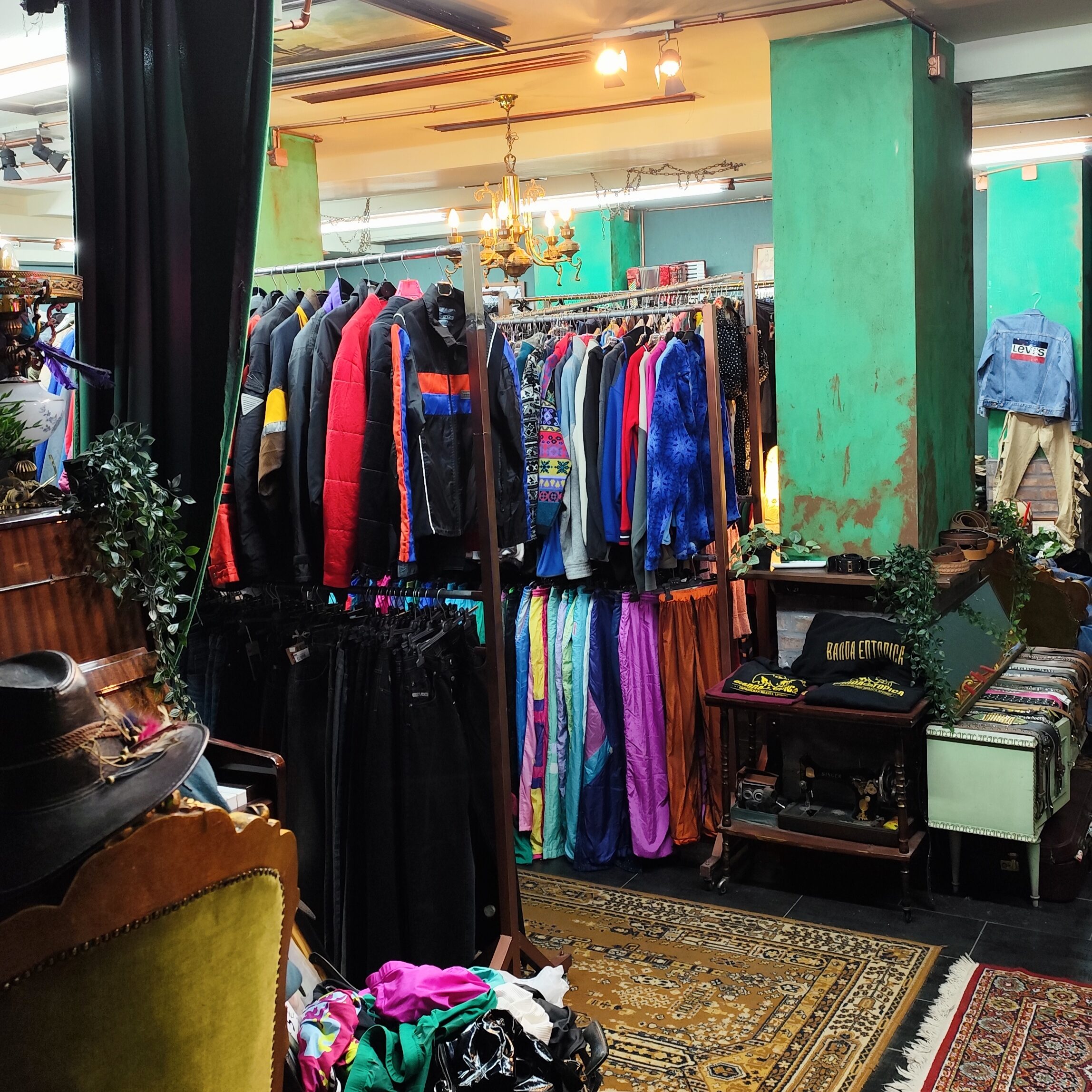 Το thrifting είναι μία βιώσιμη και ξεχωριστή επιλογή που αφορά την αγορά μεταχειρισμένων ειδών, ρούχων, κοσμημάτων ακόμη και επίπλων.